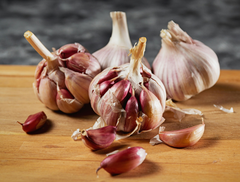image showing garlic cloves eaten raw as a blood thinner